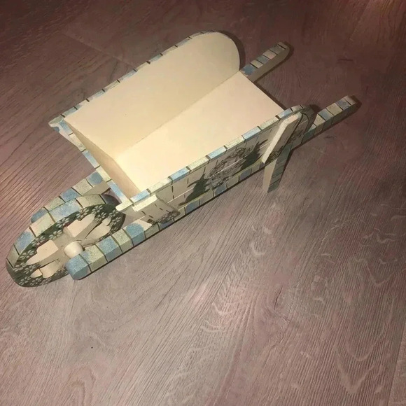 Figurine of a wheelbarrow with great decor - Picture 1 of 6